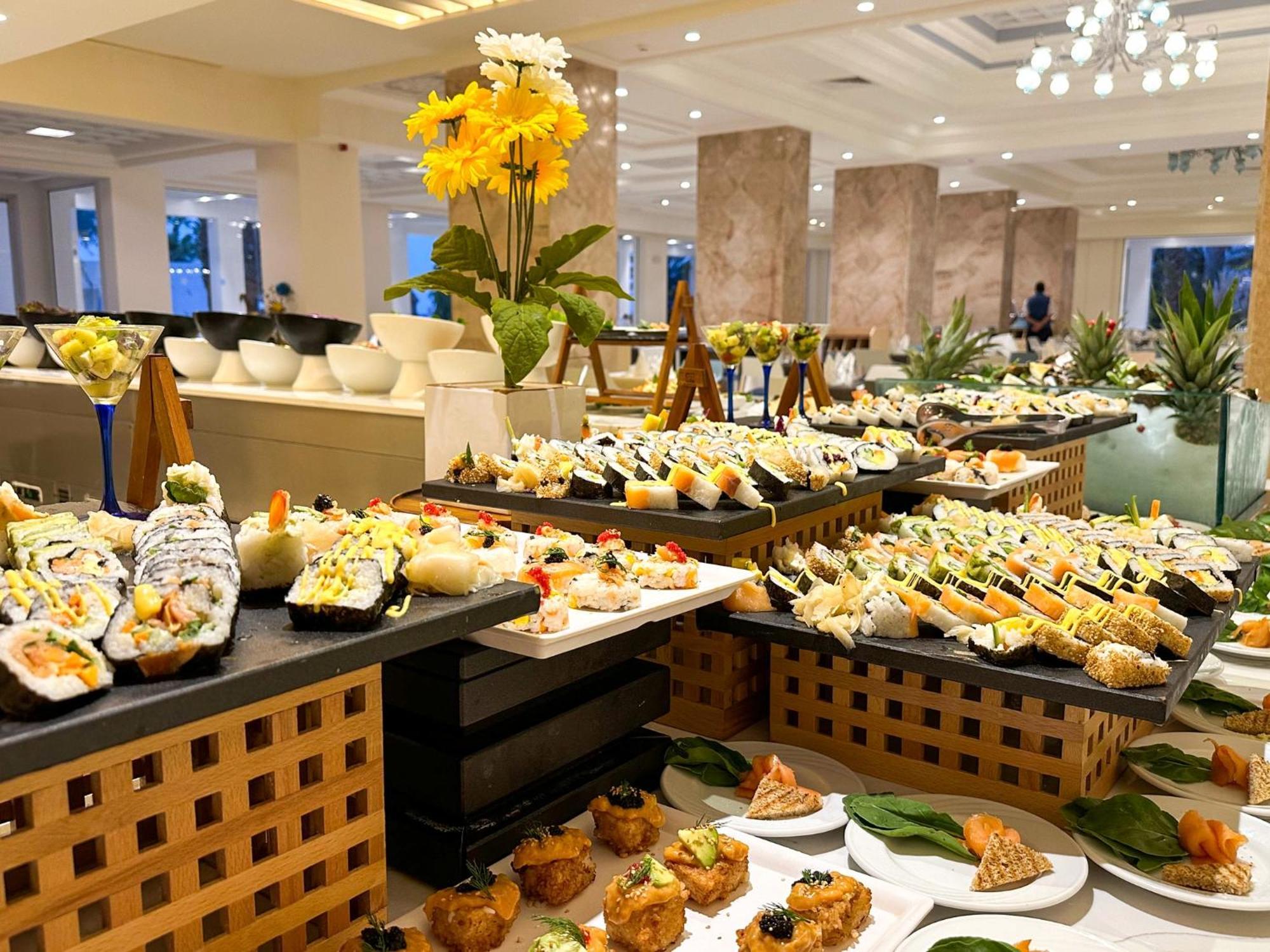 Royal Azur Thalassa ฮัมมาเม็ต ภายนอก รูปภาพ A buffet at a hotel